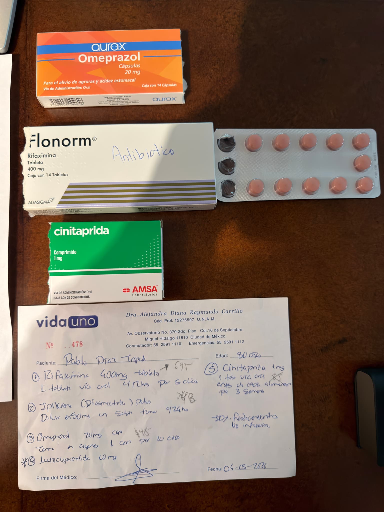 Receta médica con tratamiento prescrito tras intoxicación alimentaria documentada